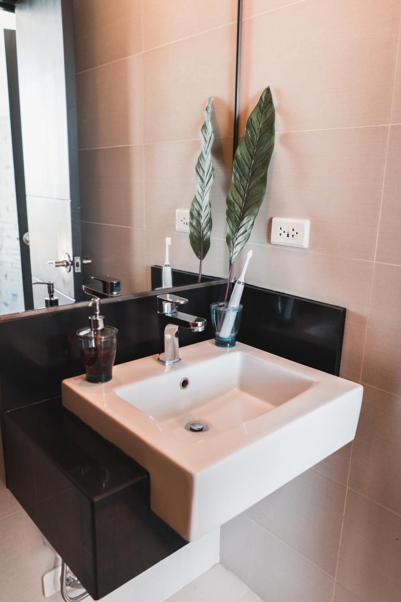 Modern Tropical Luxe Apartment - Boracay Newcoast Yapak Exterior photo